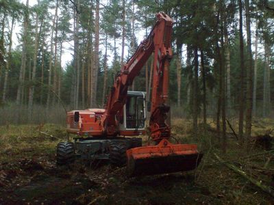 Mobilbagger bei Arbeiten im Wald