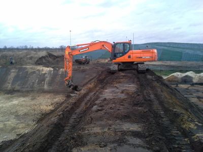 Doosan-Kettenbagger beim Ausheben einer großen Grube