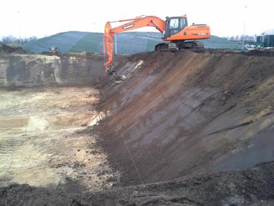 Doosan-Kettenbagger auf der Böschungskante einer Baugrube
