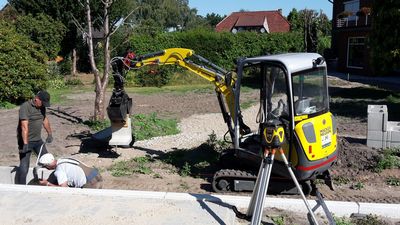Minibagger von Wacker Neuson mit Rotationslaser auf einer Baustelle